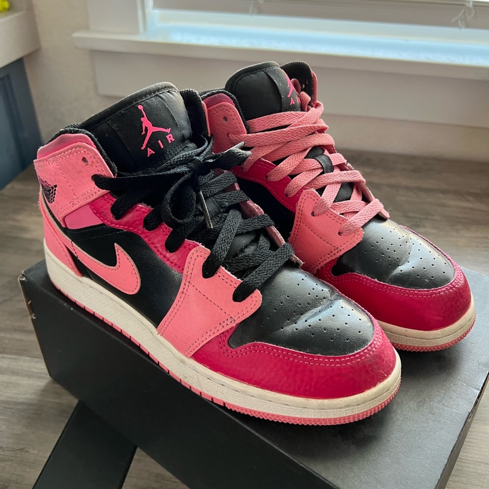 Jordan Black and Pink Mid Sneakers Classic Design